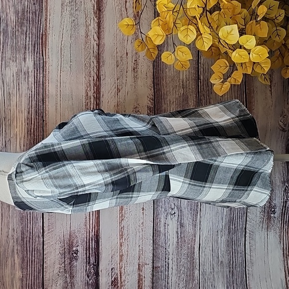 MOD X BLACK & WHITE PLAID LONG SLEEVE PEPLUM TOP - Picture 3 of 11